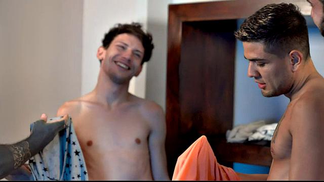 папики меняются парнями и жестко трахают их в спортзале рядом