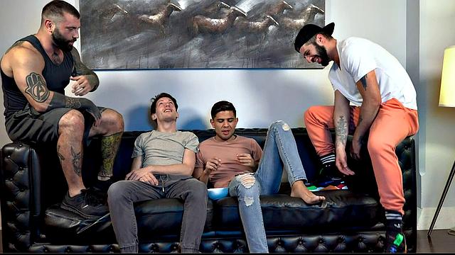 папики меняются парнями и жестко трахают их в спортзале рядом