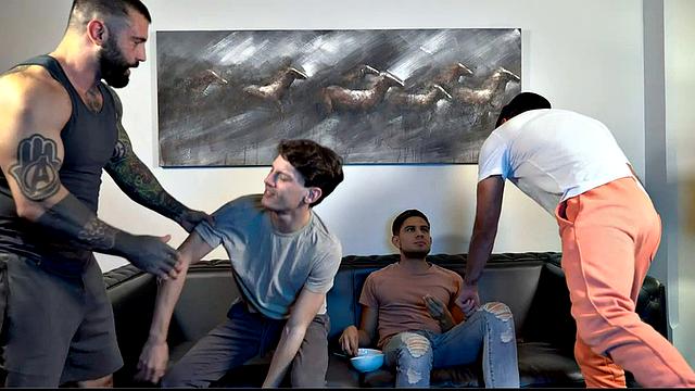 папики меняются парнями и жестко трахают их в спортзале рядом