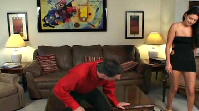 никки подставляет попку для жёсткой порки и течёт