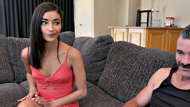 тройничок: падчерица жадно сосёт и ловит в себя член