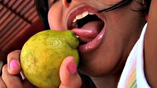 Tobie Teen мастурбирует на улице и показывает грудь