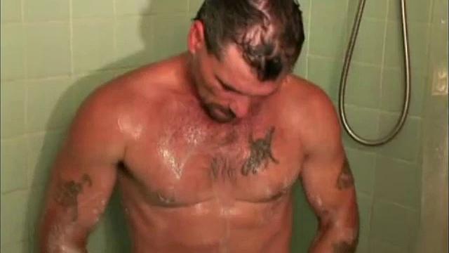 смотри, как этот накачанный южанин дрочит свой член