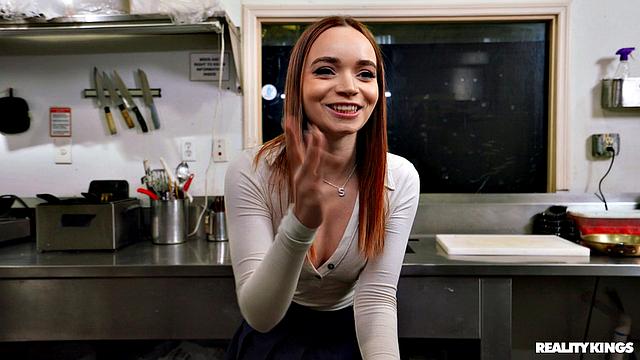 рыжая и азиатка трахаются с поваром на кухне втроём