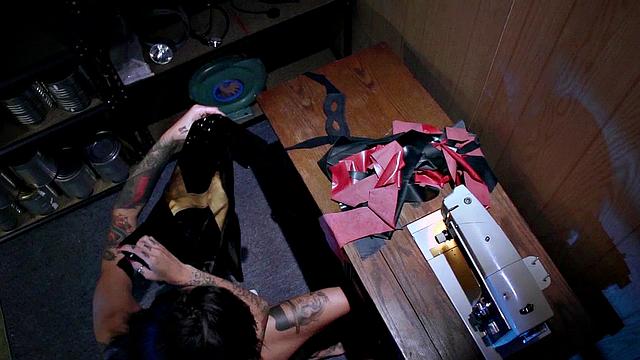 Инопланетная жопастая прилетела дать Джонни секс за гранью фантазий