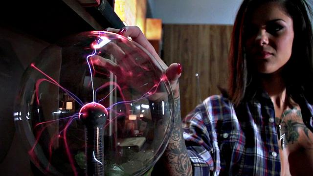 Инопланетная жопастая прилетела дать Джонни секс за гранью фантазий