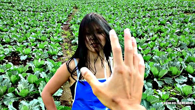 Брюнетка Mary Fuego ловит на себя струю после жаркого траха с Алексом Морено с внушительным прибором.