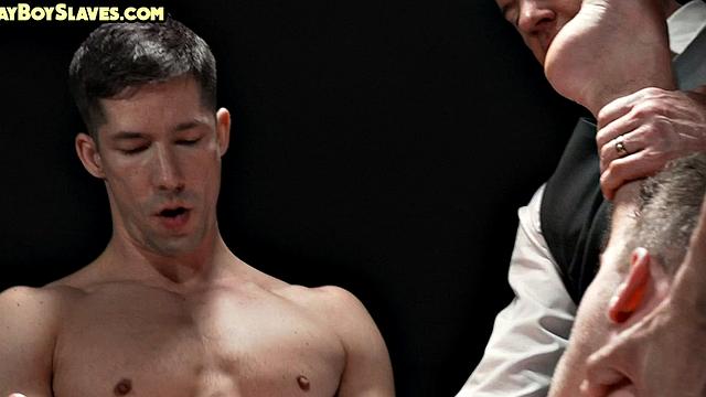 Submissive stud fucked in voyeur 3some under DILF control