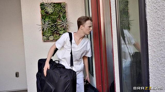 Masseur Sneaks A Glory Hole Snack