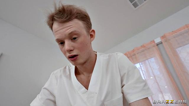 Симоне срывает массаж - муж застрял в столе, а затем получает куни от массажиста под полотенцем, пока она кайфует от жёсткого траха на масле с Jimmy Michaels и Simone Richards.