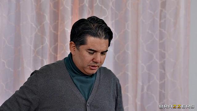 Masseur Sneaks A Glory Hole Snack