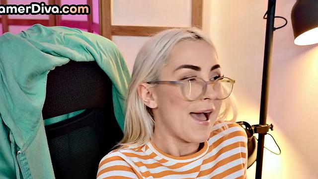 Amateur gamer chick riding BF