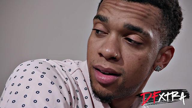 зрелая блондинка с большими сиськами трахается с молодым жеребцом