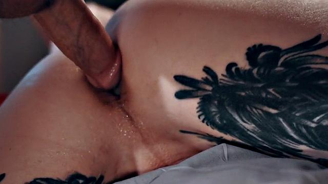 транс-нимфоманка кайфует в догги с мужиком с большим членом