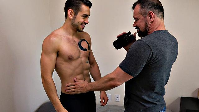 папаша соблазнил горячего соседа сына по комнате