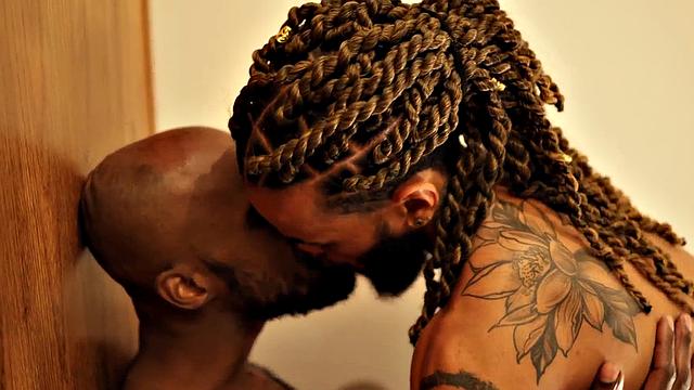 накачанный bbc трахается и римит жадного парня