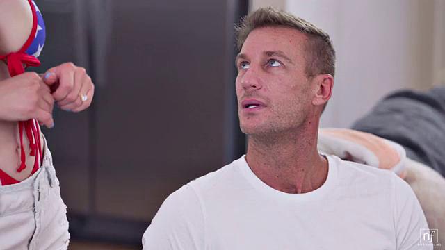 Лекси Луна и Обри Валентайн в бикини охмуряют мужа - патриотизм по-американски