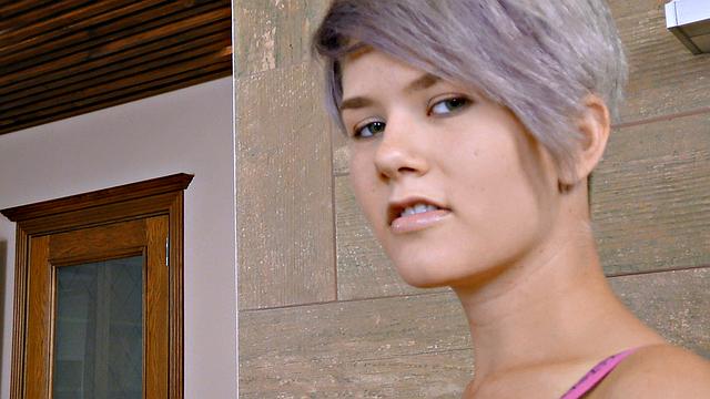 блондинка заводится от кофе и балуется вибратором