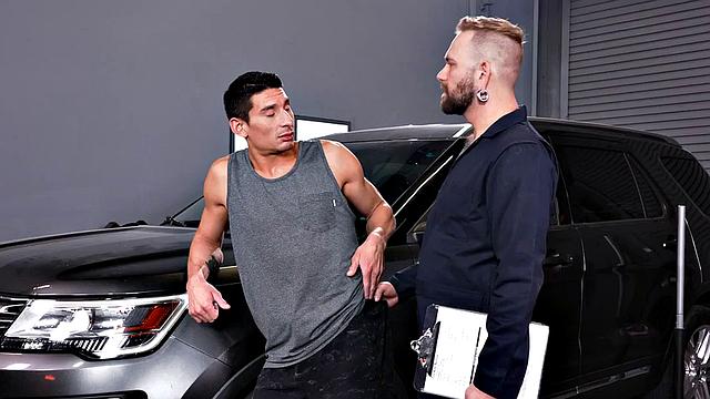 смотри как механик фистит и вылизывает жопу подкачанному парню