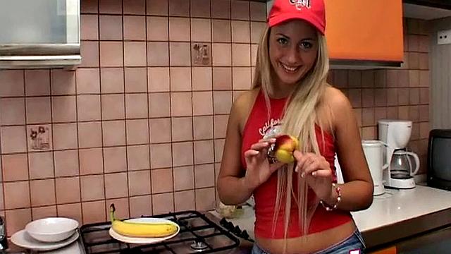 смотри, как Алина трахается с грушей в соло