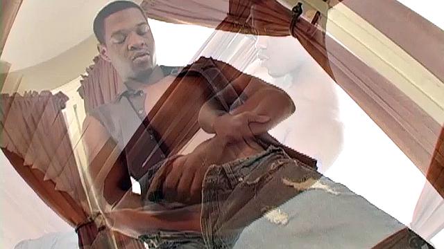 чёрный любитель с огромным хуем жестко дрочит на вебке и мощно кончает