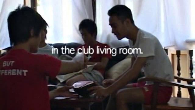 Мужики из плавательной команды устроили массовый дроч в душе, плавки тут уже не помогут