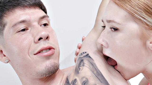 колумбийский морпех и рыжая разрывают постель