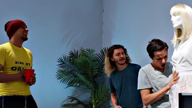 Рыжая копша безумно скачет на мужике в футболке и каблуках