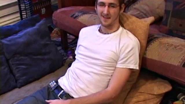 Майкл с огромным членом дрочит до кончи на камеру