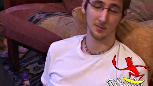 Майкл с огромным членом дрочит до кончи на камеру