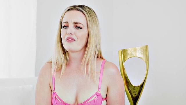 Deepthroating babe in stockings while sucking