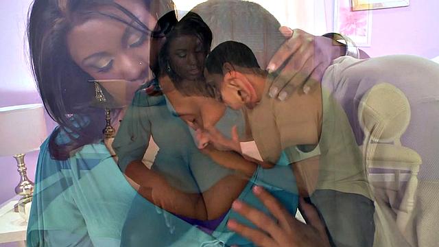 шантаж шикарно сосёт и ловит сперму на свои большие сиськи