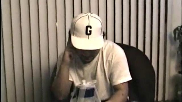 Франко сосёт член взрослому мужчине и доводит до оргазма руками.