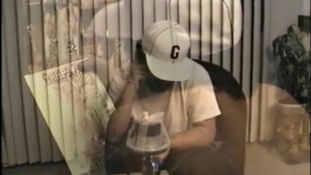 Франко сосёт член взрослому мужчине и доводит до оргазма руками.