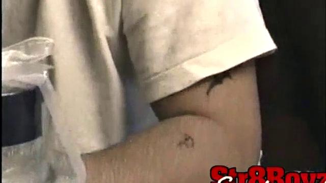 Франко сосёт член взрослому мужчине и доводит до оргазма руками.