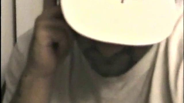 Франко сосёт член взрослому мужчине и доводит до оргазма руками.