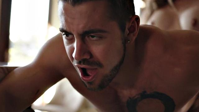 транс с большими сиськами жёстко трахает своего парня