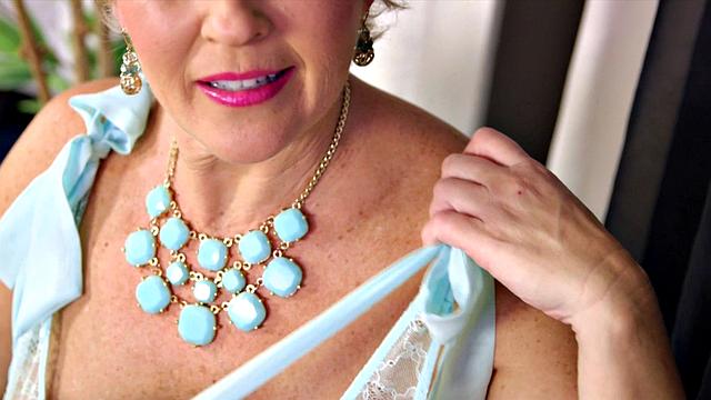 зрелая tracy licks раздвигает ноги и ласкает себя дома