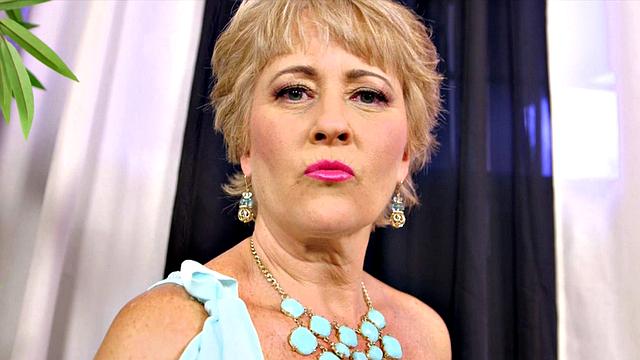 зрелая tracy licks раздвигает ноги и ласкает себя дома