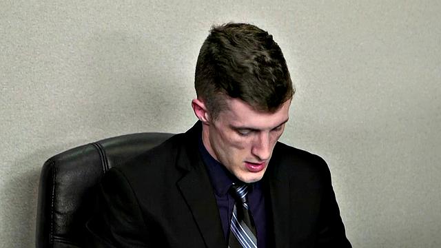 офисная брюнетка на каблуках сгибается раком, а на пирсинг льется сперма