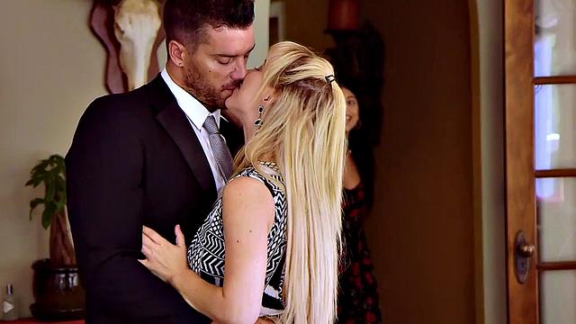 Три лезби в чулках: кто сегодня доминант, а кто просто в шоке