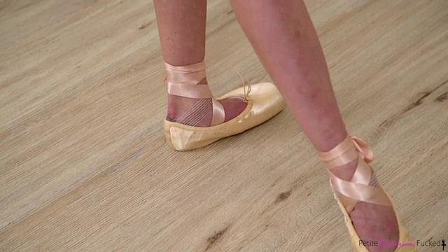 оливия забила на балет и уселась на член тренера - вот тебе зарядка