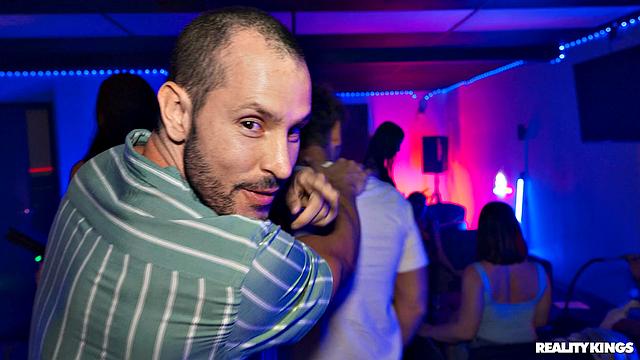 Девушка с аппетитной фигурой соблазняет парня в кальянной и сосёт ему, потом трахается на диване и получает сперму на лицо.