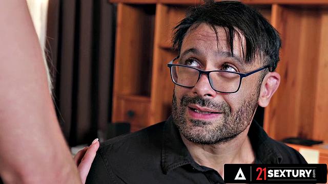 Зрелая блондинка Zlata Shine глубоко берет в анал, чтобы снять напряжение с мужчины.