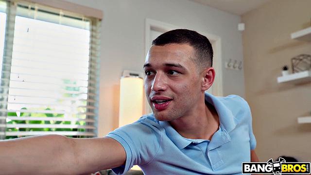 Рэчел Кавалли порвала йога-штаны, а Джонни уже совсем не до приставки - разглядел пизду и захотел трахаться.