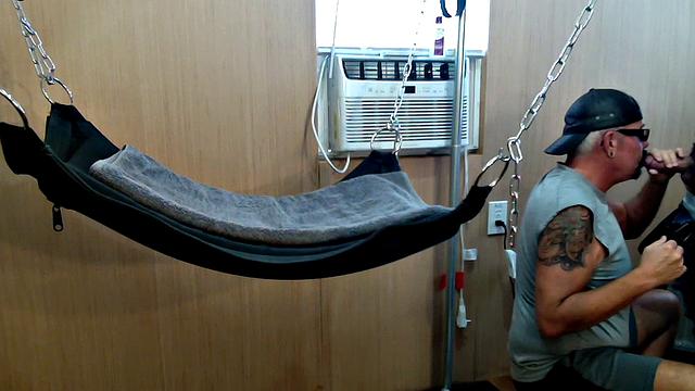 бородатый мишка долго сосёт, потом его жёстко трахают в слинге