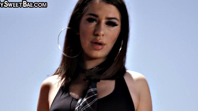 Униформная красотка заглатывает по самую глотку и ловит по бритой киске, вот такие вечерние занятия