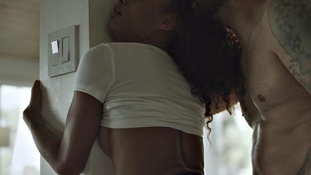 отчим жестко трахает черную после глубокого минета