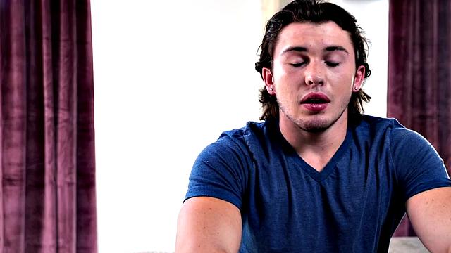 Muscled newbie masturbates in closeup action