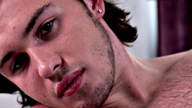 Muscled newbie masturbates in closeup action